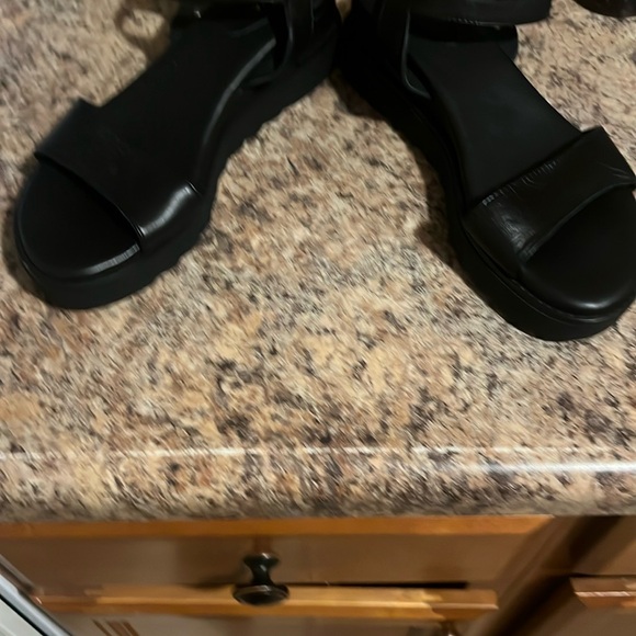 PATINA black leather sandals size 8.5. Excellent condition. Only wore few times - Picture 3 of 7